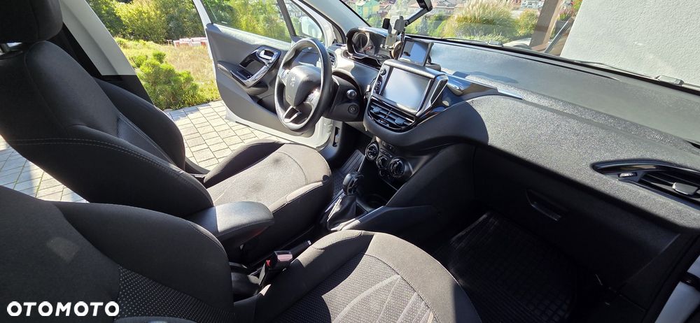 Peugeot 208 - 8