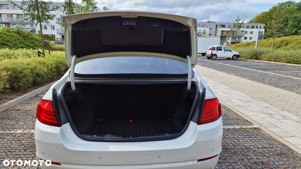 BMW Seria 5 528i xDrive - 14