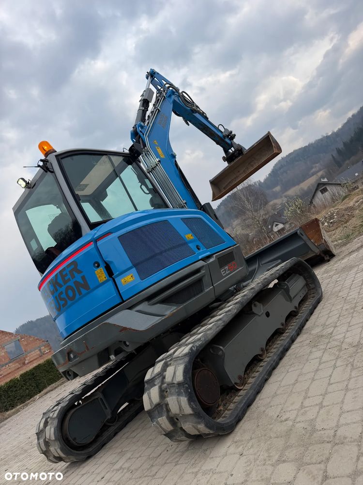 Wacker Neuson EZ50 Koparka Gąsienicowa 5,5 Tony. 2022 rok. 1400 mtg. Jak Nówka z salonu! ani deka luzów czy wycieków! Pochodzi z Gospodarstwa Norweskiego! Aktualne serwisy DEKRA BMWT. 2 łyżki. Silnik PERKINS 4 cyl. 52km. Maszyna Full wypasiona! Bogata wersja Norweska! Klima. Radio Usb. Szybkozłącze Hydrauliczne. OKAZJA. Pełny Oryginał historia do sprawdzenia w Wacker autoryzowany! - 1