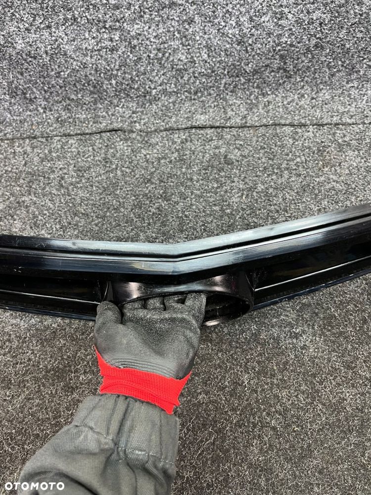 mercedes w204 atrapa chłodnicy grill zamiennik uszkodzony - 9