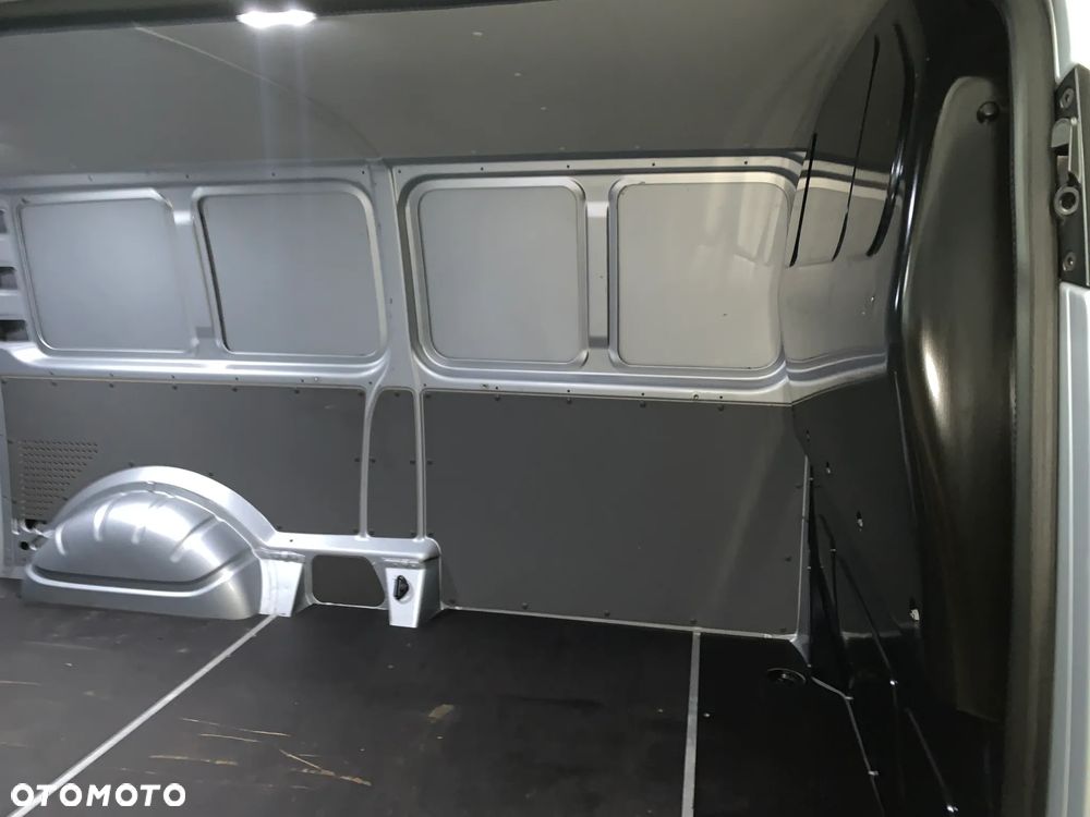 Volkswagen TRANSPORTER T6 VAN 3os. L2H1 Long MAXI WZMOCNIONY DMC3.2t. Ładowność 1242kg, Paka 3m, Homologacja VAT-1, Reflektory LED DIODOWE, Lampy tył LED, Kamera, Czujniki, Dogrzewanie Webasto 5kW, Automatyczne światła, Mocny silnik 2.0TDI DNA 150KM 6cio biegowa skrzynia biegów! Kolor srebrny Reflex Metalik, ZABUDOWA ładowni wraz z podsufitką i oś. LED! Fabryczny alarm, Przebieg tylko 53tys.km! - 7