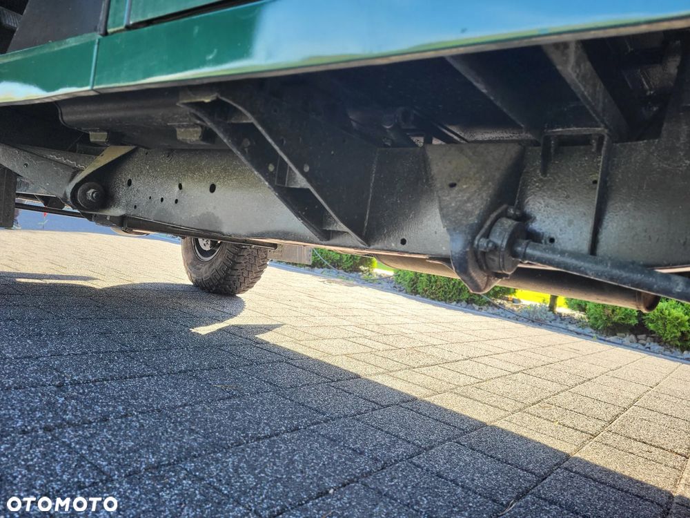 Land Rover Defender - 12