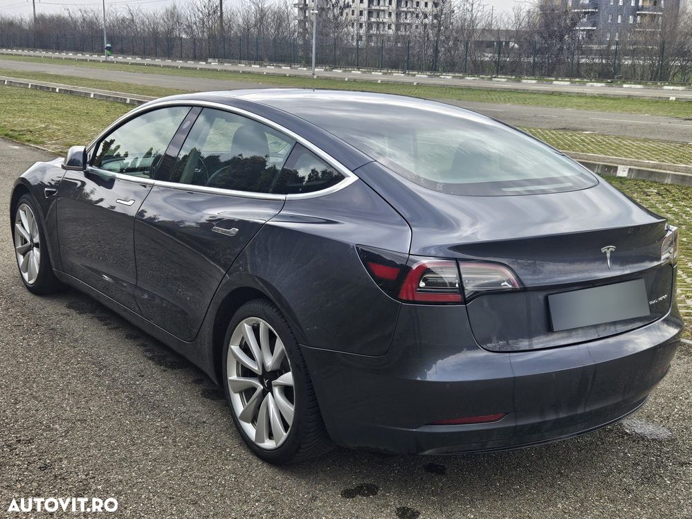 Tesla Model 3 - 4