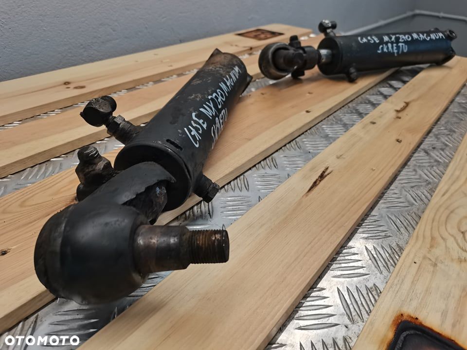 Case MX Magnum 2002r. {Cylinder hydrauliczny skrętu} - 2
