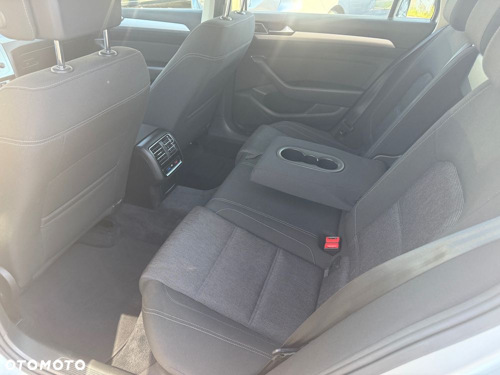 Volkswagen Passat ver-variant-1-6-tdi-scr-dsg-comfortline - 11