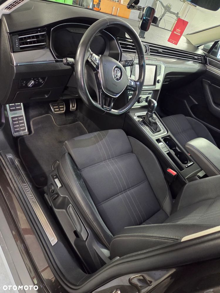 Volkswagen Passat - 1