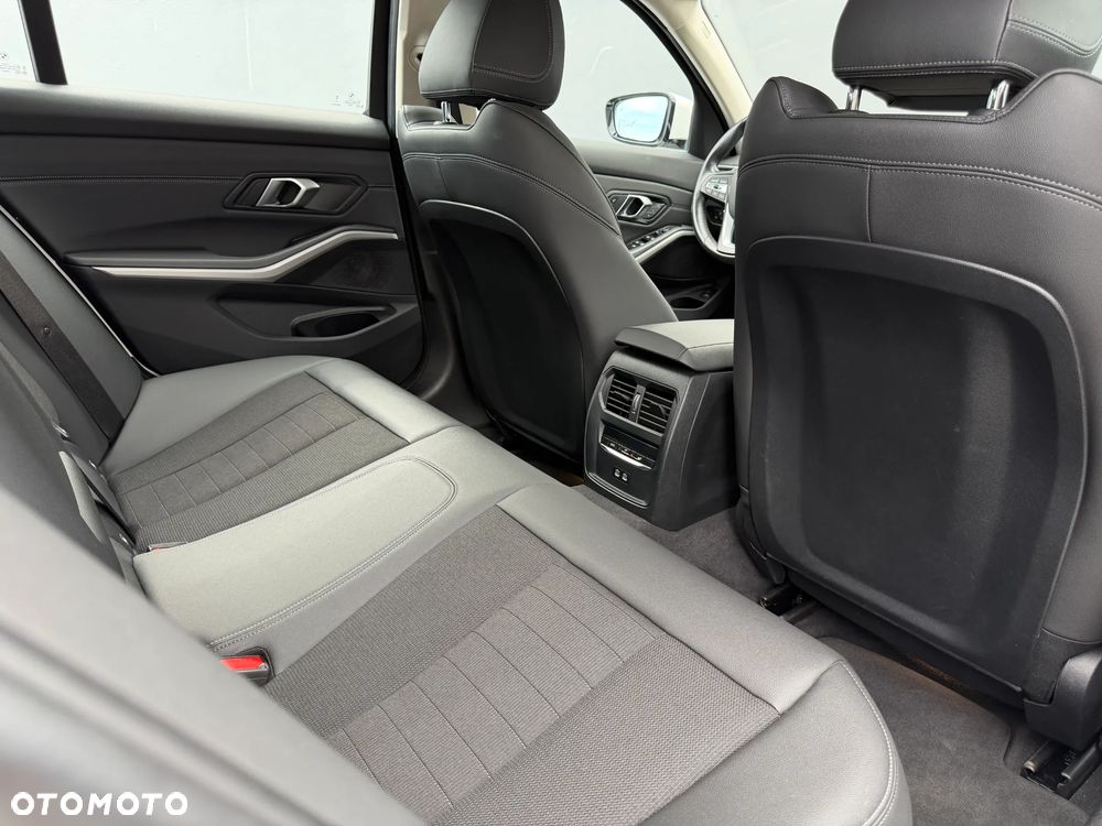 BMW Seria 3 318i M Sport - 30