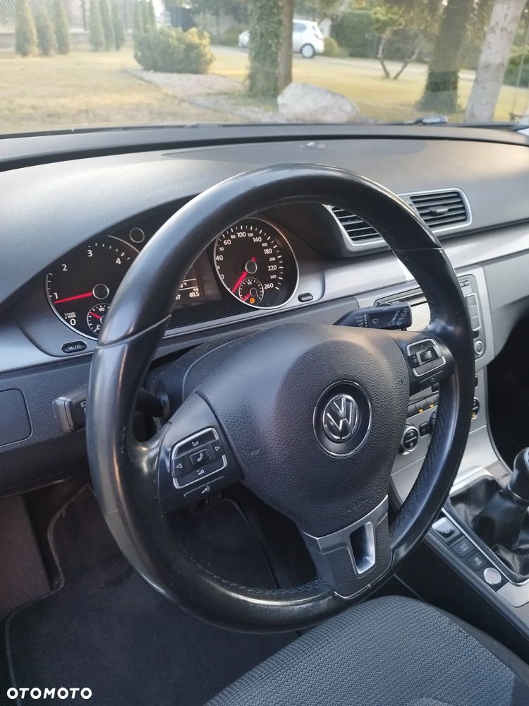 Volkswagen Passat - 11
