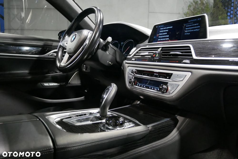 BMW Seria 7 750i xDrive - 25
