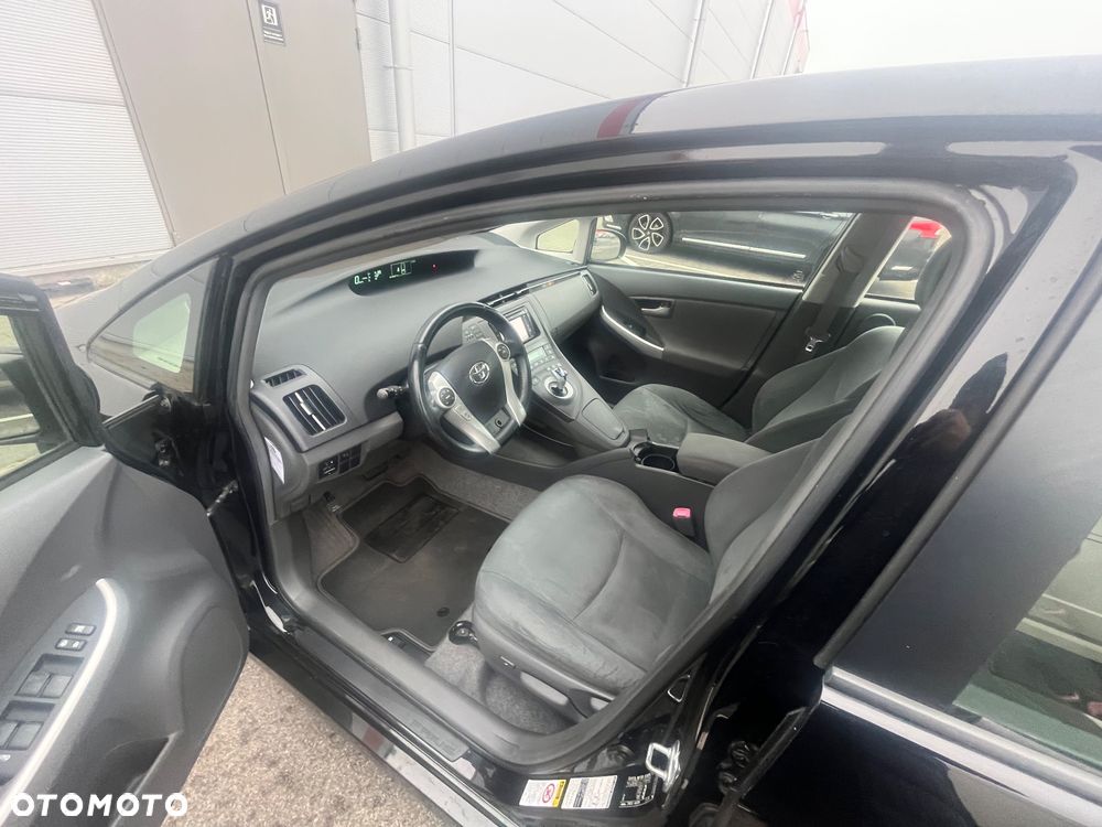 Toyota Prius (Hybrid) Executive - 8