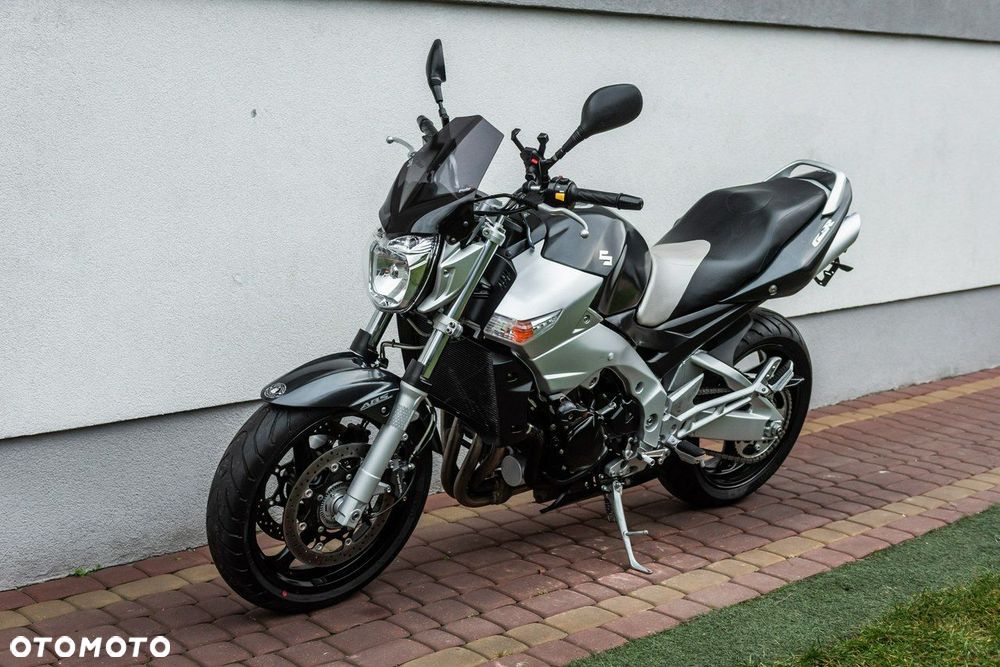 Suzuki GSR - 6
