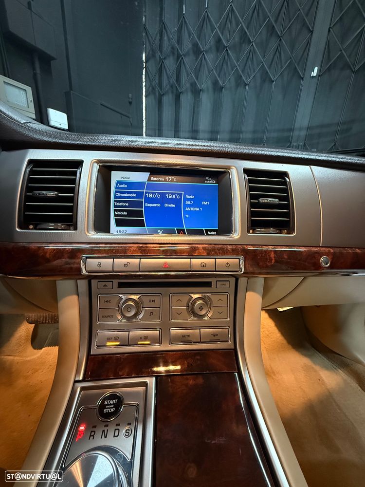 Jaguar XF 3.0 D V6 Premium Luxury - 17