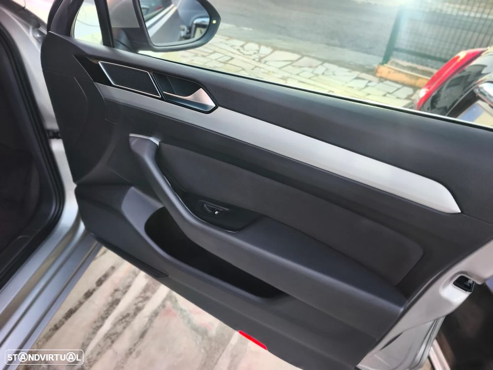 VW Passat Variant 1.6 TDI BlueMotion - 19