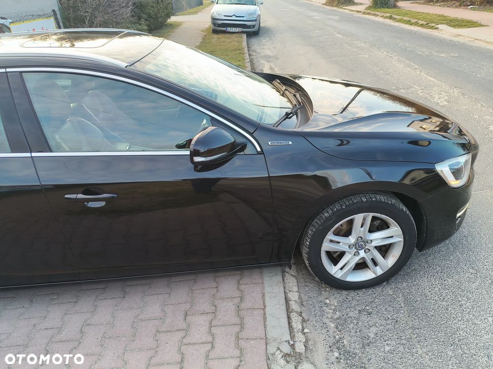 Volvo V60 D6 AWD Plug-in Hybrid R-Design Momentum - 28