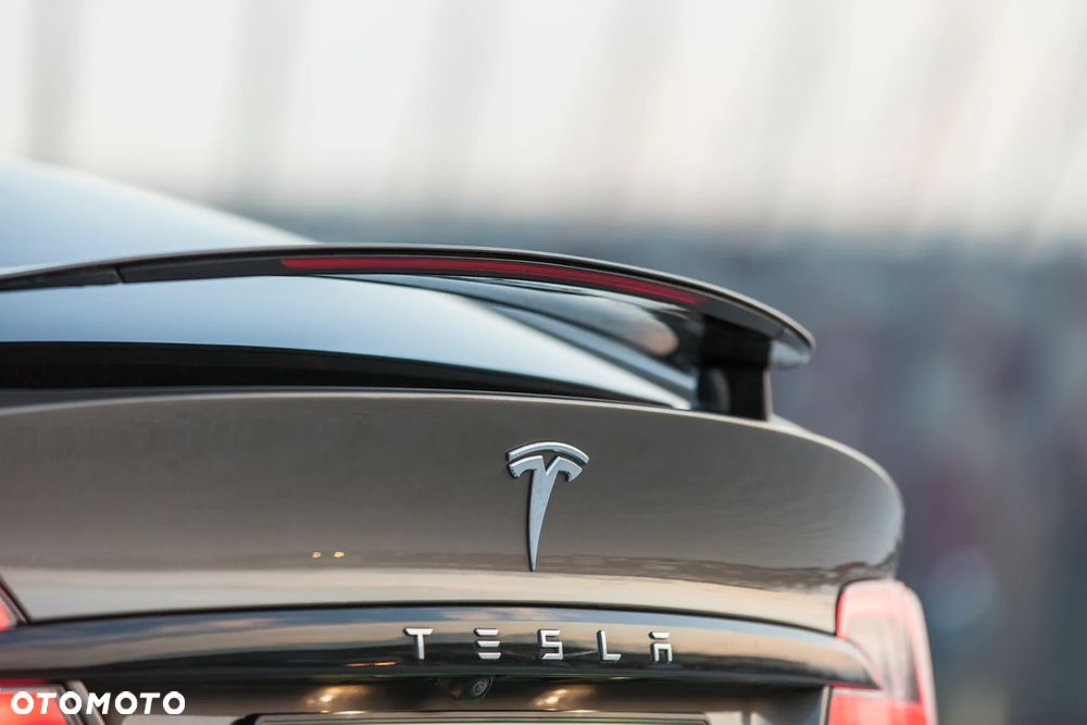 Tesla Model X 90 D - 12