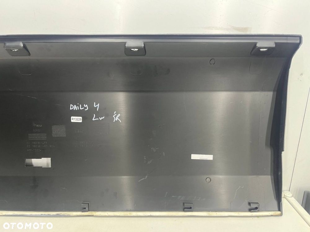 Listwa Iveco Daily 4 IV 14r.- lewa boczna środkowa nakładka karoseryjna za drzwiami kierowcy - 16