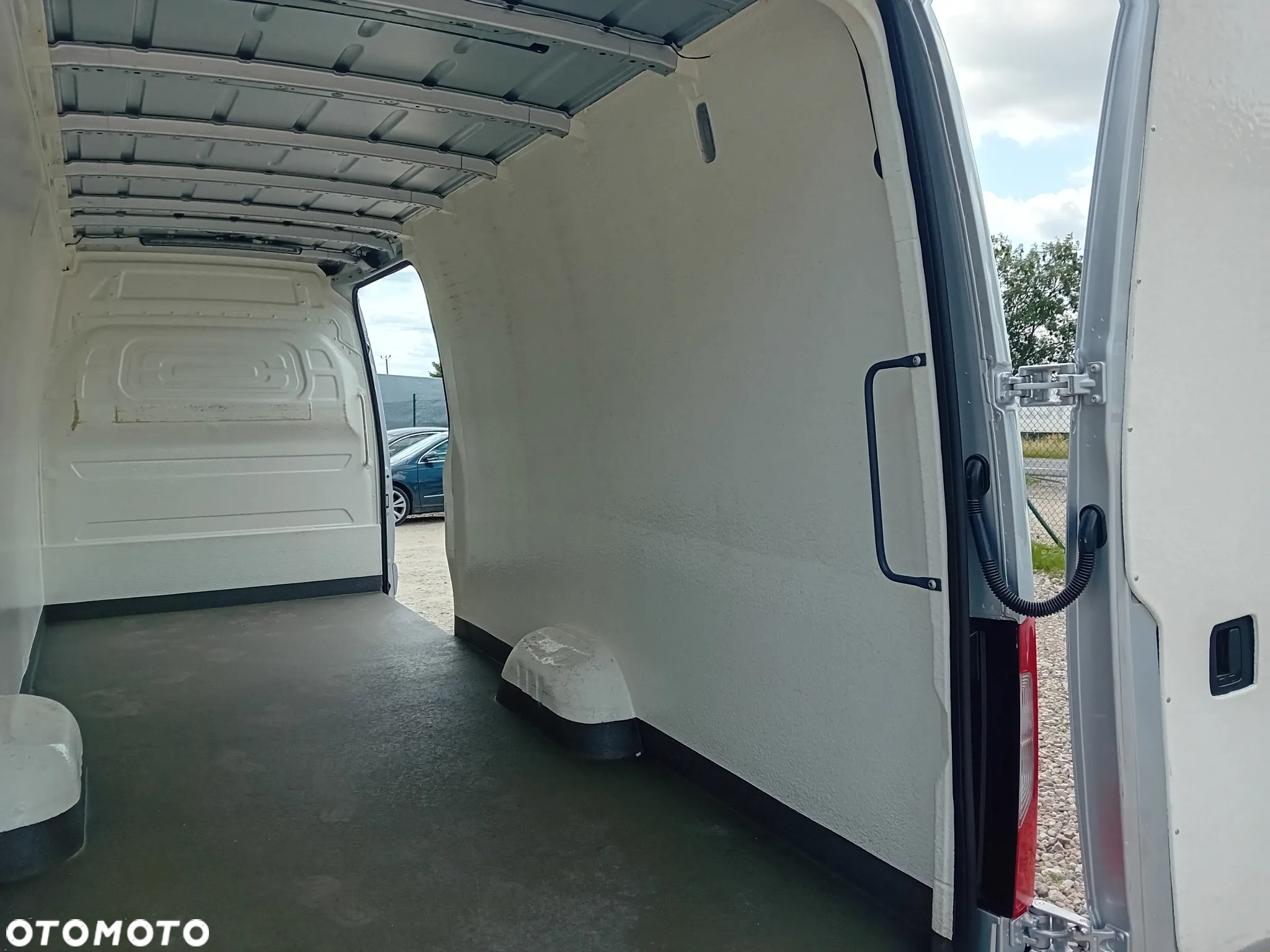 Mercedes-Benz Sprinter - 11