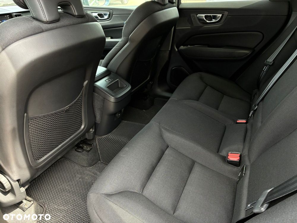Volvo XC 60 B4 B Momentum - 33
