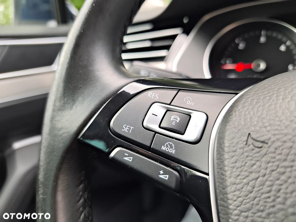Volkswagen Passat - 32