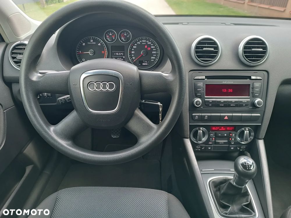 Audi A3 Sportback 1.6 TDI DPF Ambiente - 11