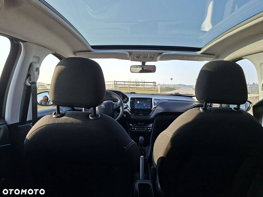 Peugeot 208 - 8