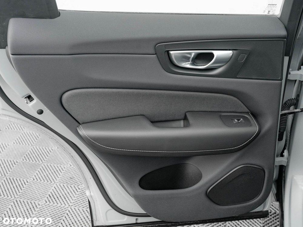 Volvo XC 60 B4 B Plus Dark - 24