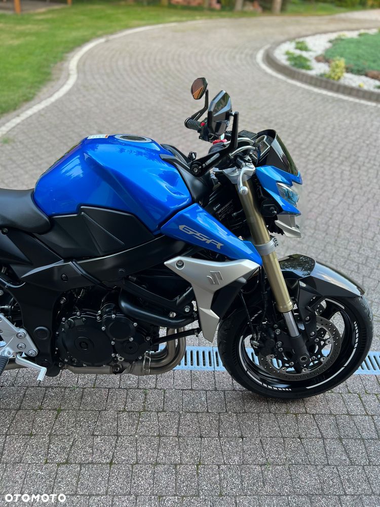 Suzuki GSR - 24
