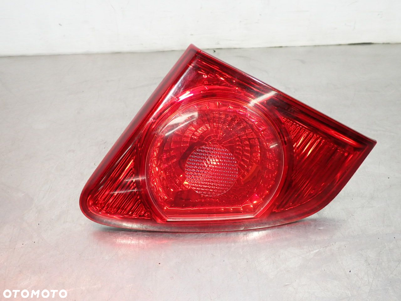 LAMPA LEWA TYLNA W KLAPIE TOYOTA COROLLA E15 - 2