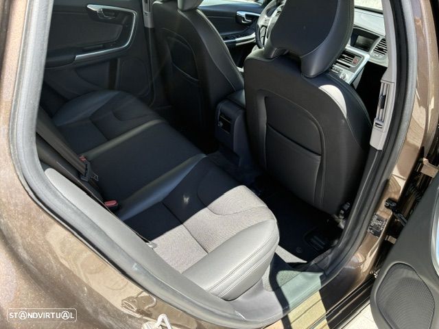 Volvo V60 Cross Country 2.0 D3 Momentum - 19