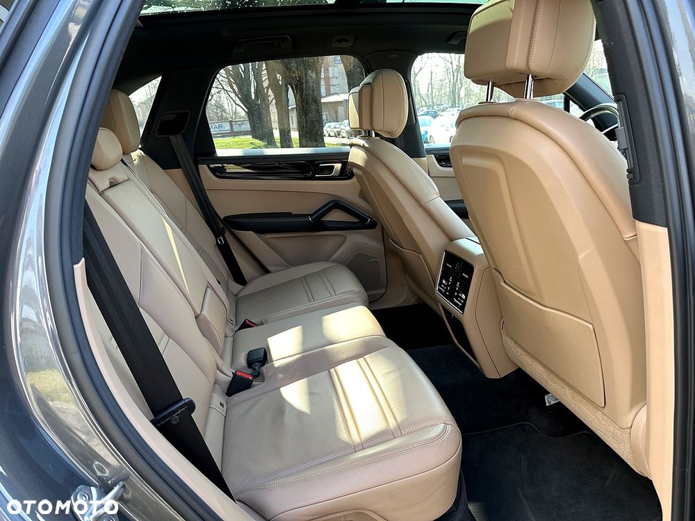 Porsche Cayenne - 14