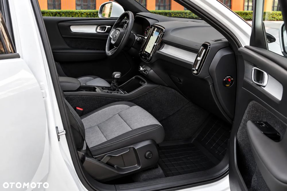 Volvo XC 40 T3 Momentum Pro - 27