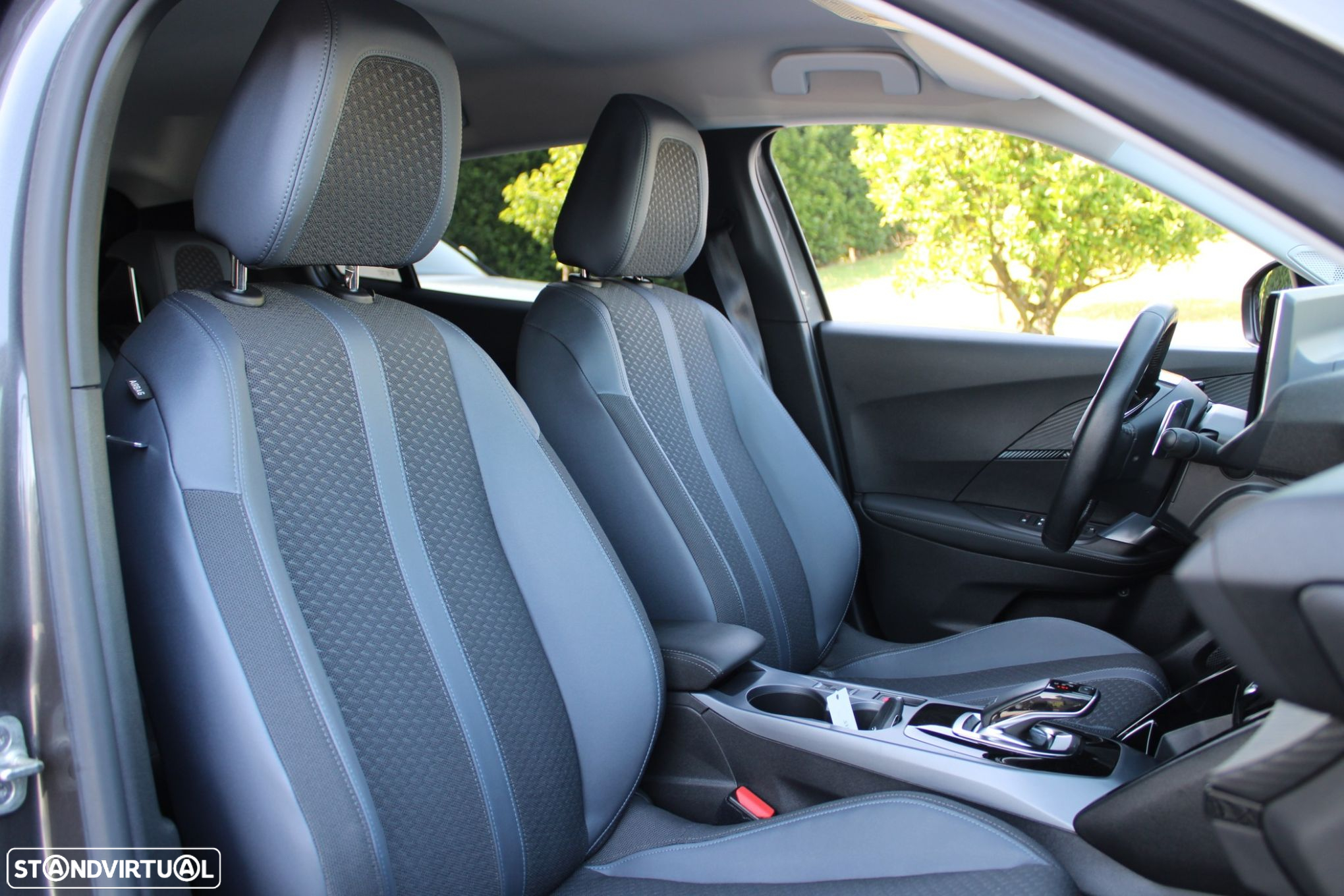Peugeot 2008 1.2 PureTech Allure Pack EAT8 - 28