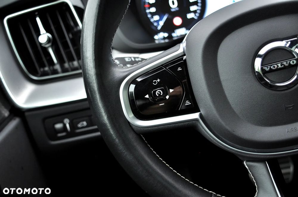 Volvo XC 60 T6 AWD Plug-In Hybrid R-Design - 30