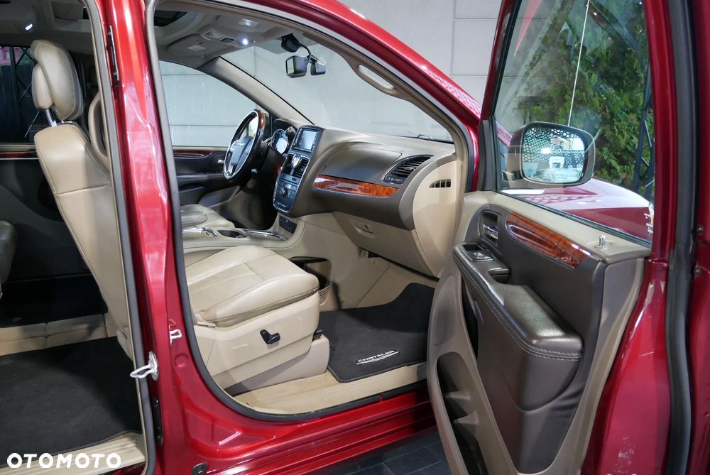 Chrysler Town & Country 3.6 Limited - 9