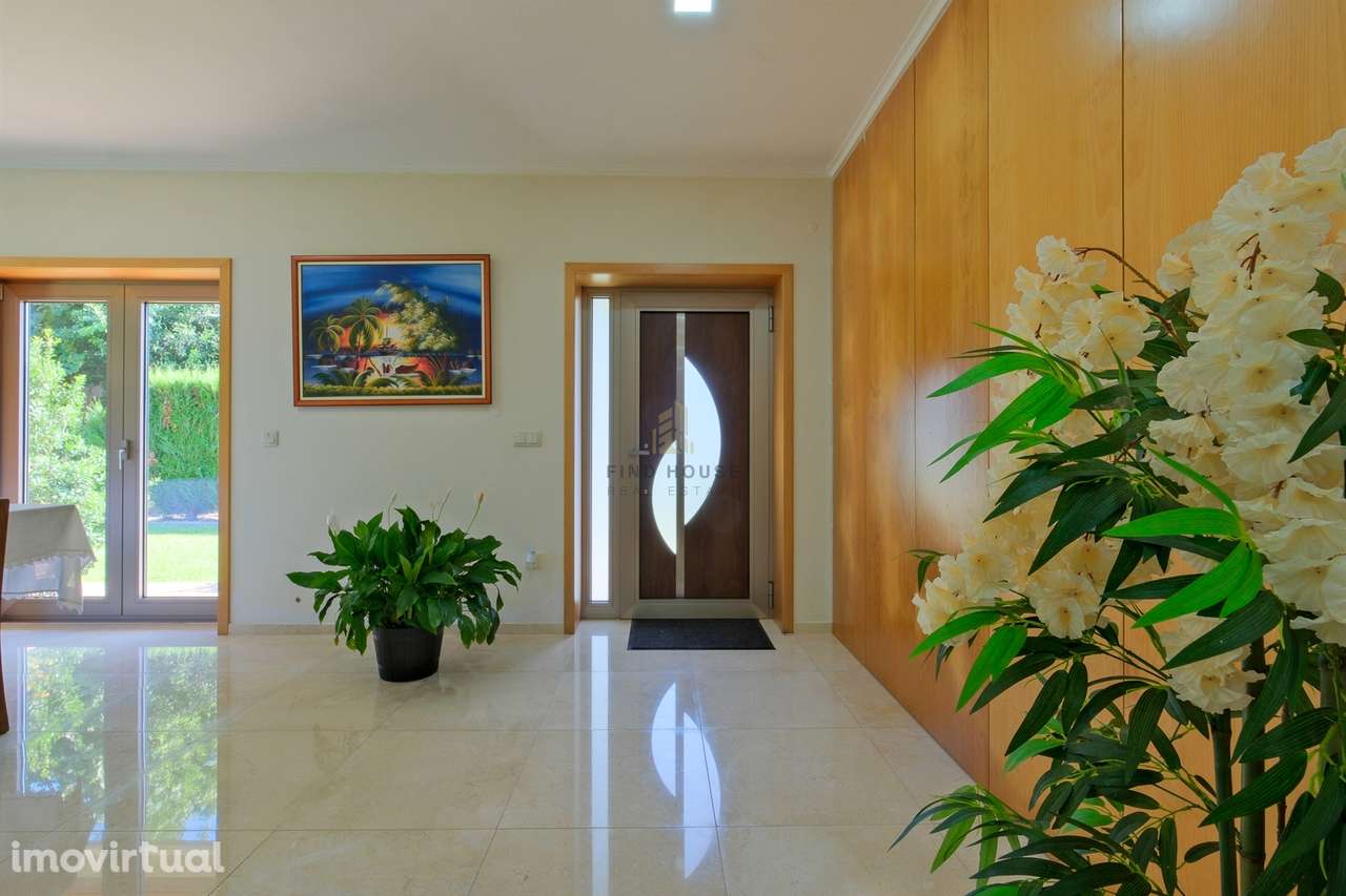 Vende-se Moradia Isolada T5, com amplo jardim, implantada em terreno c - Grande imagem: 4/60