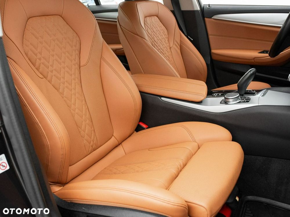 BMW Seria 5 520i mHEV - 28