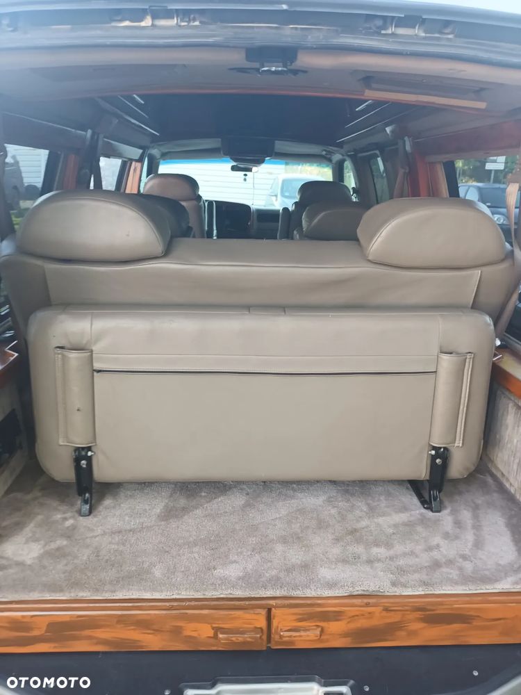 GMC Savana - 14