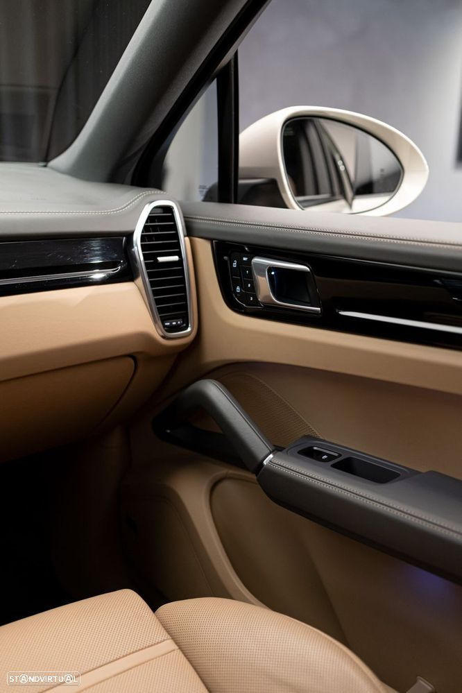 Porsche Cayenne Coupé E-Hybrid - 8