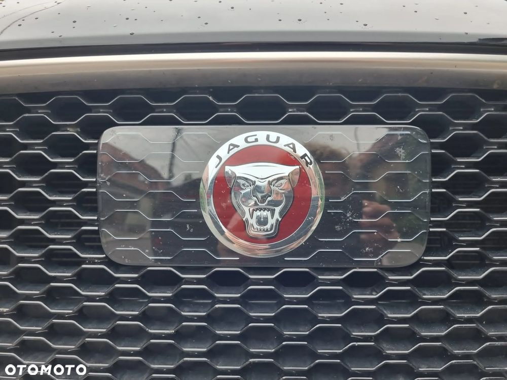 Jaguar XF 2.0 i4D R-Sport - 4