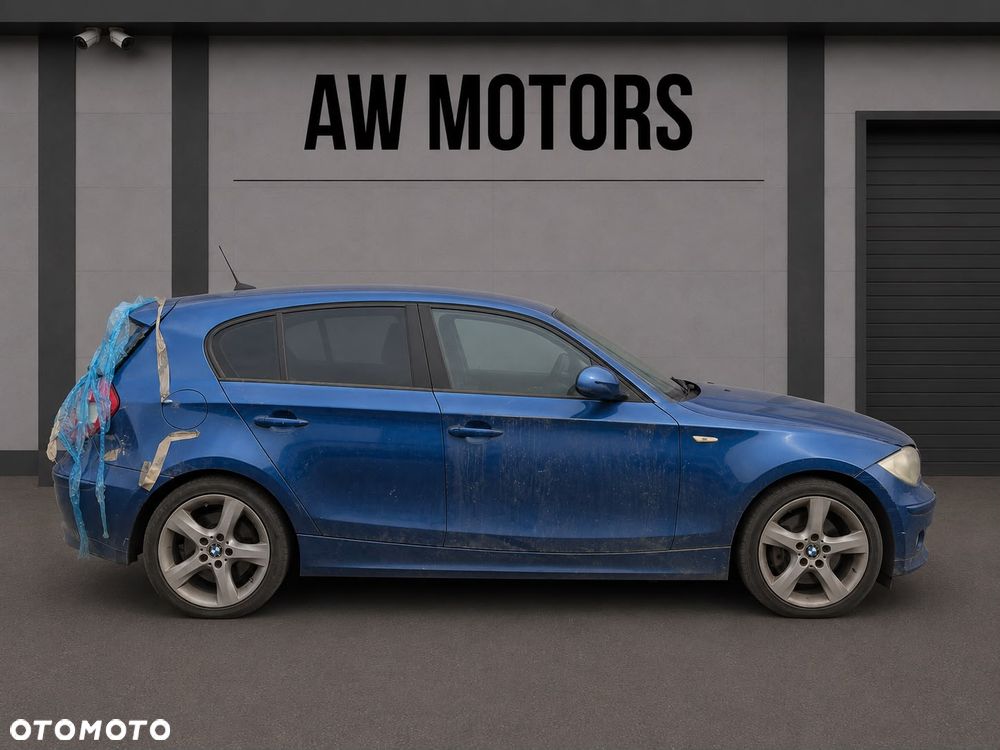 BMW 1 2006 *SAMOCHÓD NA CZĘŚCI* 6394 SYDNEYBLAU METALLIC (A19) MASKA, LAMPA, DRZWI, LUSTERKO, ZDERZAK, GRILL, BŁOTNIK, KLAPA, BELKA, DESKA, FOTELE, KANAPA, ĆWIARTKA KIEROWNICA, TARCZE, ZACISKI, ZAWIESZENIE, KOMPLETNY PRZÓD, KOMPLETNY TYŁ, LICZNIK, ZEGARY, PRAWE LEWE PRZÓD TYŁ - 2