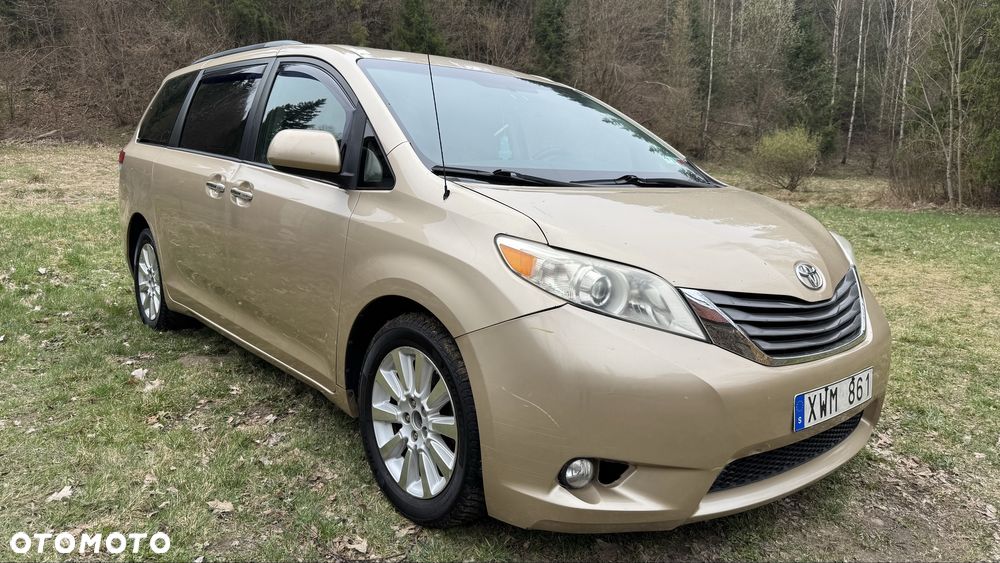 Toyota Sienna - 1