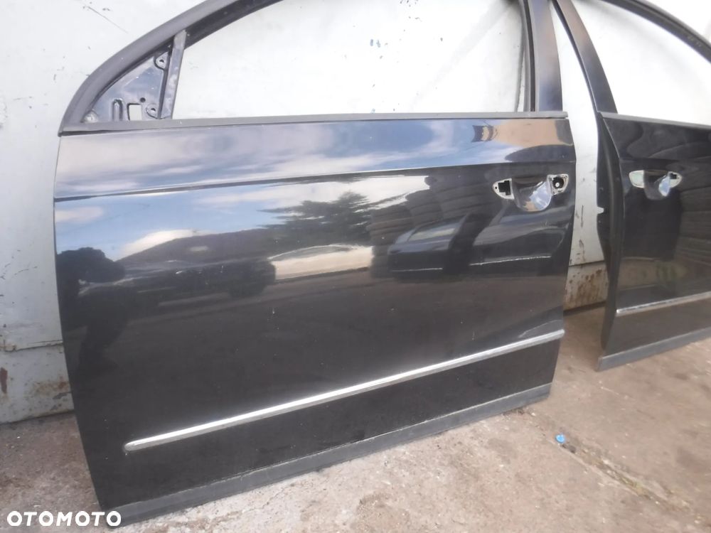 Vw Passat B6 drzwi przod lewe listwa szyba LC9X - 2