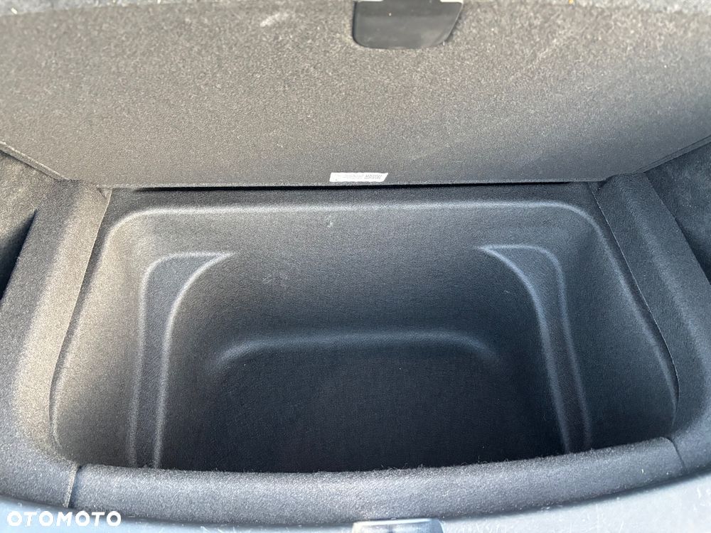 Tesla Model Y Long Range Dual Motor AWD - 26
