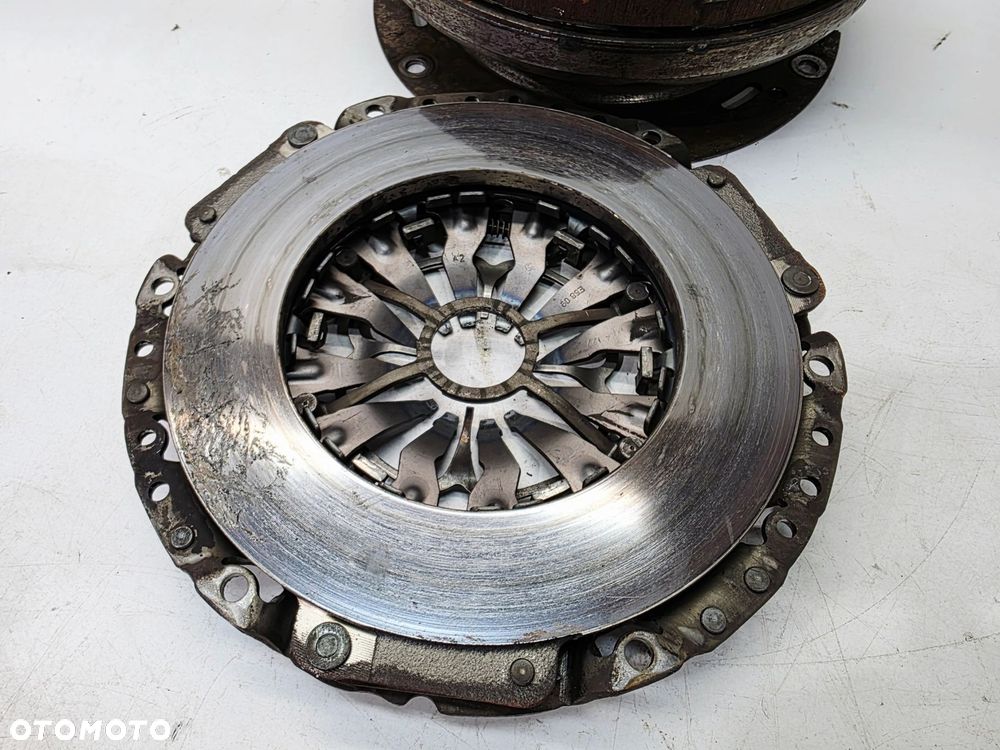 KOŁO DWUMASOWE SPRZĘGŁO AUDI A4 B8 A5 2.0 TDI TFSI 0B2105266S 8/26 - 9