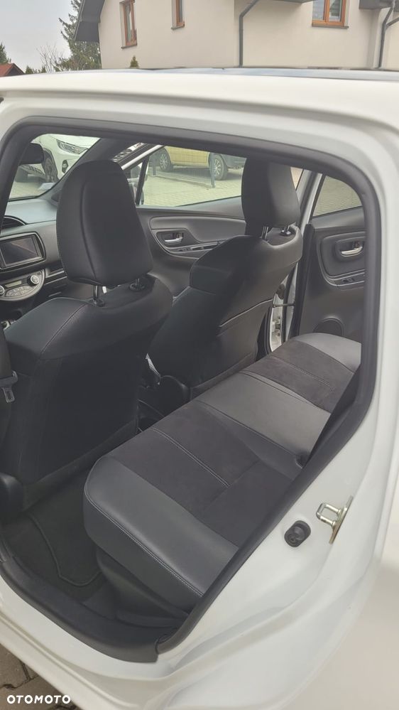 Toyota Yaris Hybrid 100 Business Edition - 12