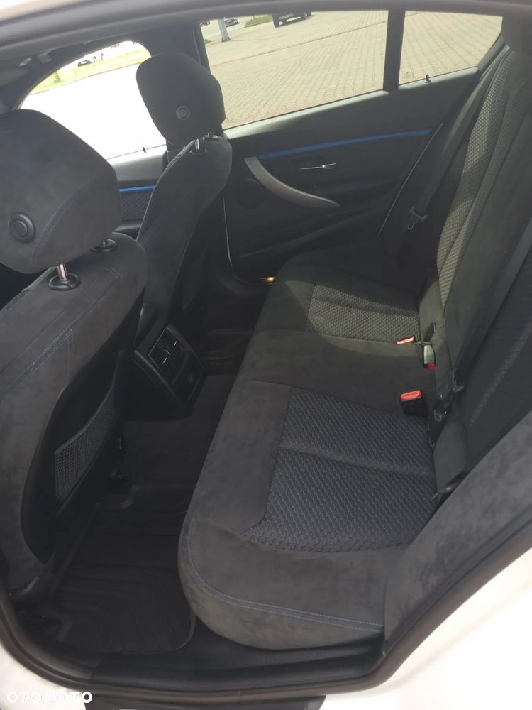 BMW Seria 3 330i xDrive M Sport - 9