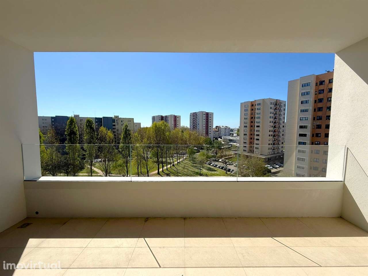 T1 c/ Varanda Sul/Poente, Garagem e Arrumo em Ramalde - Grande imagem: 2/15