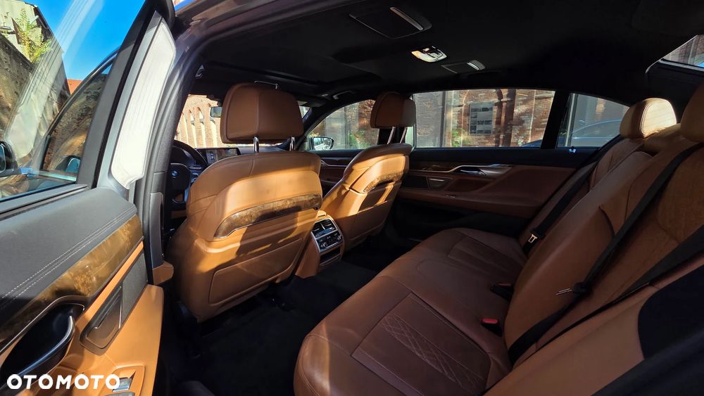 BMW Seria 7 750Li xDrive - 10