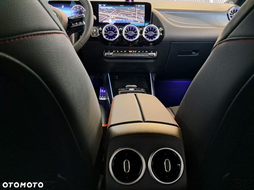 Mercedes-Benz GLA - 21