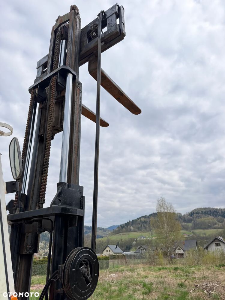 O&K V80 Wózek Widłowy Niemiecki Producent O&K. Silnik DEUTZ 90 km. Udźwig 8 ton. Gabarytowo mała maszyna z Wielkim udźwigiem. Podwójne Koła. Regulacja wideł i Karetki Hydrauliczna. Maszt TRIPLEX. niski przebieg 5790h. Maszyna Pochodzi z Norweskiej Komuny! Nie posiada luzów i wycieków Jazda Hydrostatic. Stan Perfekcyjny! DIESEL. Opony Nowe. Okazja - 12